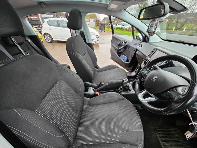 Peugeot 208 1.2 PureTech Allure Premium Euro 6 5dr (2017) - Picture 15