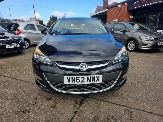 Vauxhall Astra 1.4 16v SRi Euro 5 5dr (2012) - Picture 3