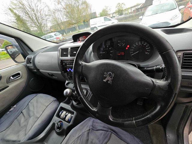 Peugeot Expert 2.0 HDi L2 H2 4dr (2009) - Picture 15