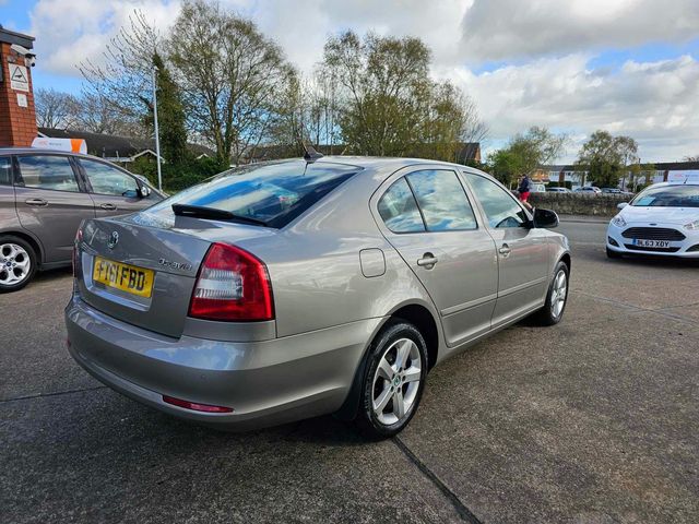 Skoda Octavia 1.6 TDI SE Plus Euro 5 5dr (2011) - Picture 10