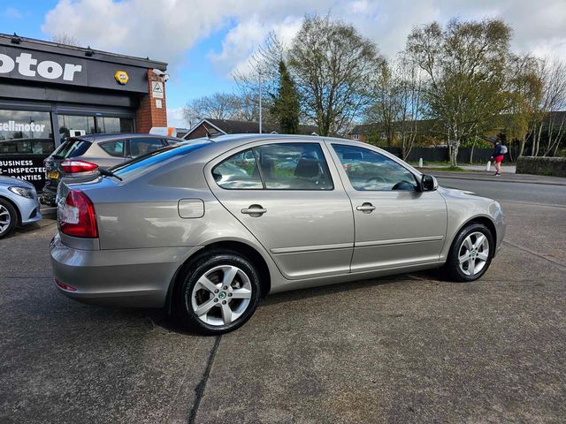 Skoda Octavia 1.6 TDI SE Plus Euro 5 5dr (2011) - Picture 11