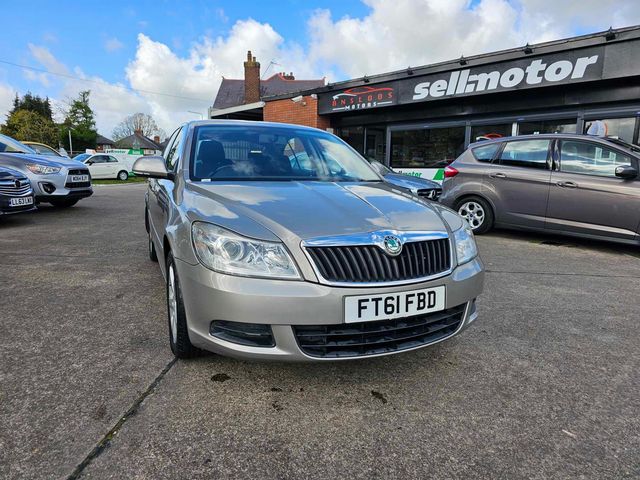 Skoda Octavia 1.6 TDI SE Plus Euro 5 5dr (2011) - Picture 2