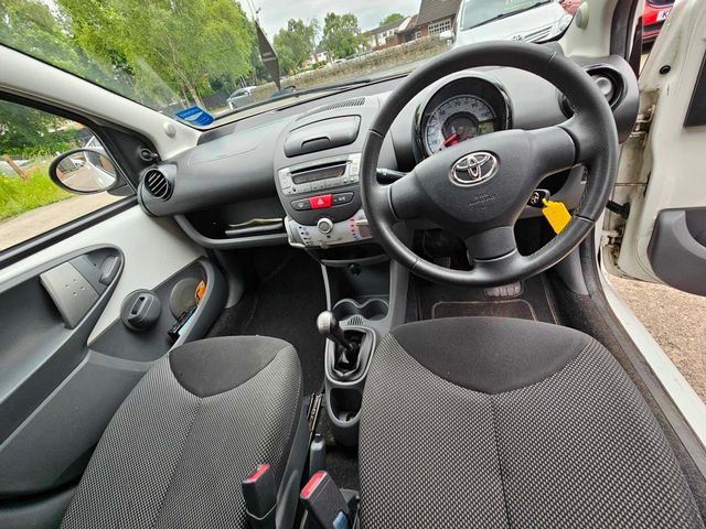 Toyota AYGO 1.0 VVT-i Go Euro 5 5dr (2011) - Picture 14