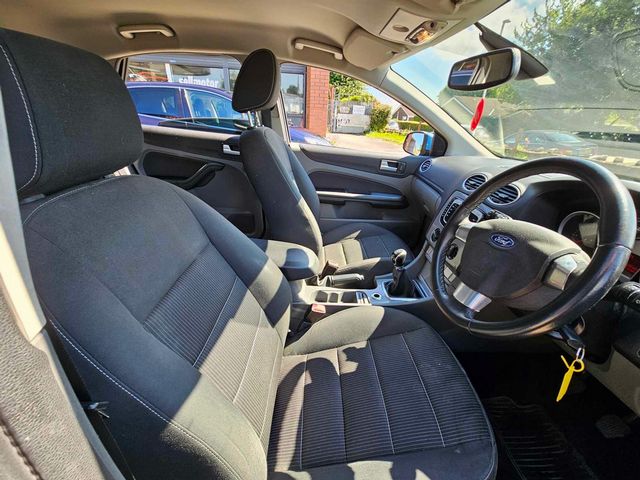 Ford Focus 1.6 Titanium 5dr (2009) - Picture 12