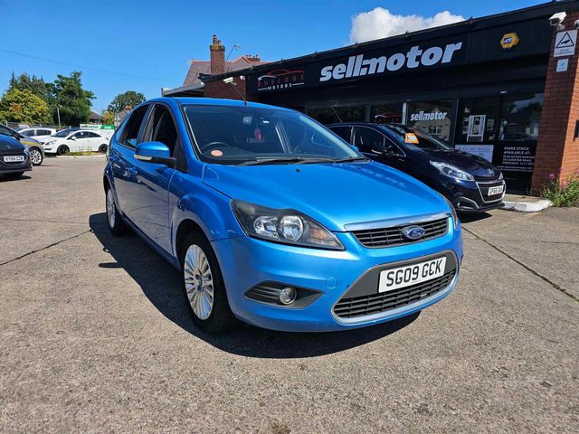 Ford Focus 1.6 Titanium 5dr (2009) - Picture 2