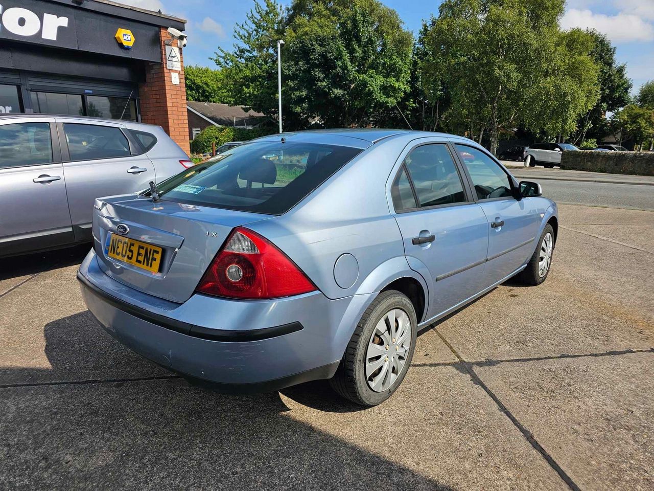 Ford Mondeo 1.8 LX 5dr - Picture 9 of 12