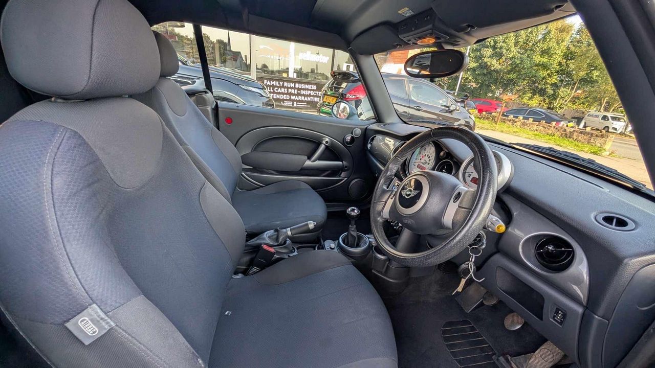 MINI Convertible 1.6 Cooper Euro 3 2dr - Picture 10 of 19