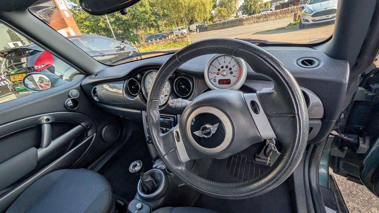 MINI Convertible 1.6 Cooper Euro 3 2dr - Picture 11 of 19
