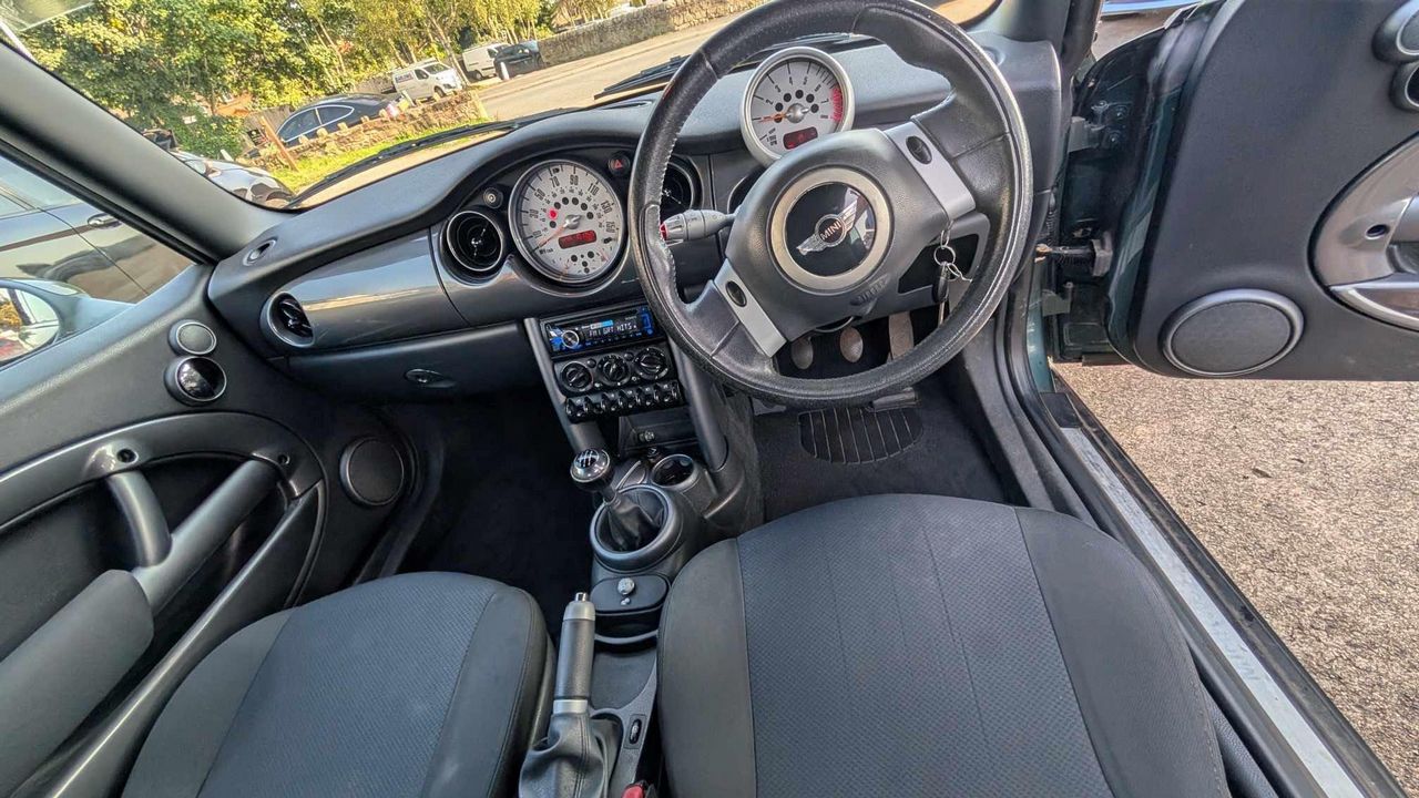 MINI Convertible 1.6 Cooper Euro 3 2dr - Picture 12 of 19