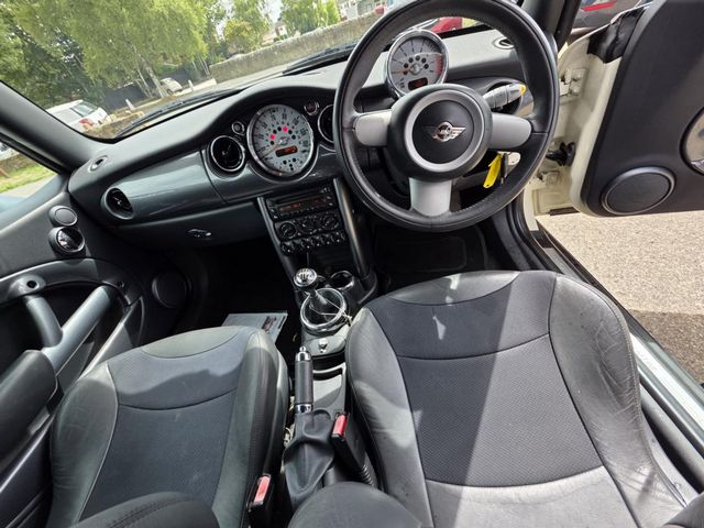 MINI Convertible 1.6 Cooper Euro 3 2dr (2008) - Picture 16