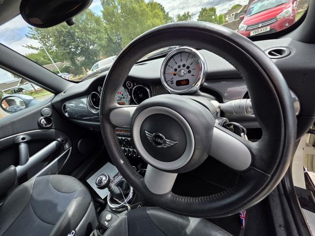 MINI Convertible 1.6 Cooper Euro 3 2dr (2008) - Picture 18