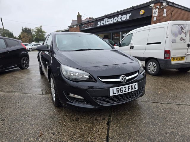 Vauxhall Astra 1.6 16v Exclusiv Euro 5 5dr (2012) - Picture 2