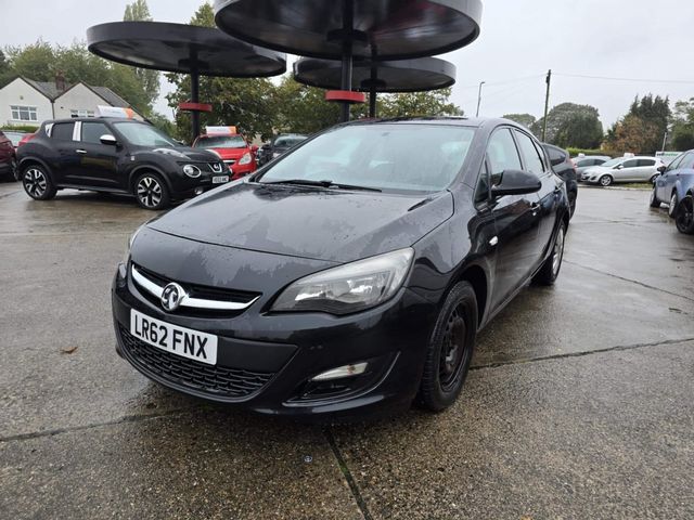 Vauxhall Astra 1.6 16v Exclusiv Euro 5 5dr (2012) - Picture 4