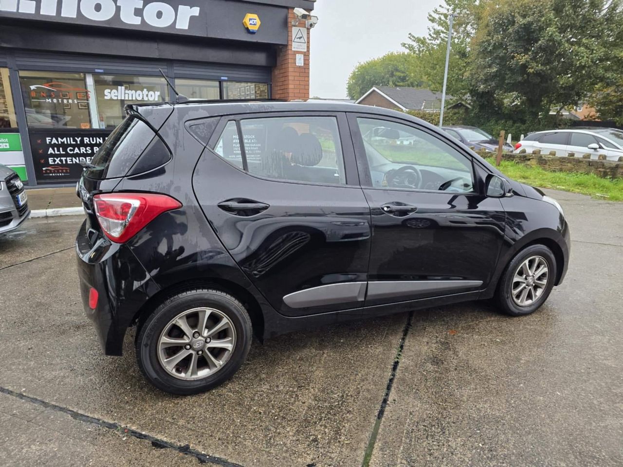 Hyundai i10 1.0 Premium Euro 5 5dr - Picture 11 of 18