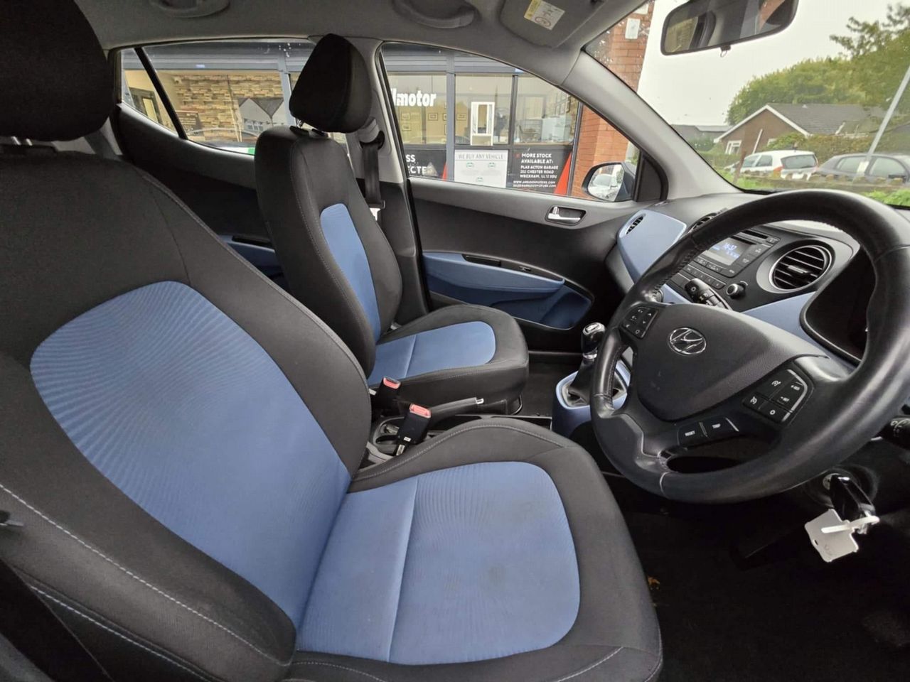 Hyundai i10 1.0 Premium Euro 5 5dr - Picture 12 of 18