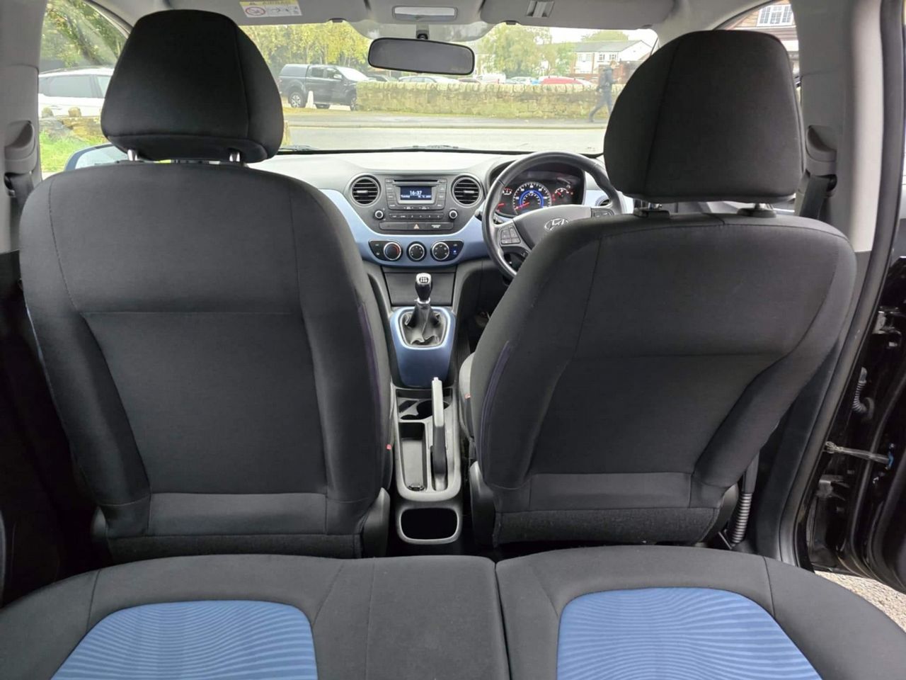 Hyundai i10 1.0 Premium Euro 5 5dr - Picture 16 of 18