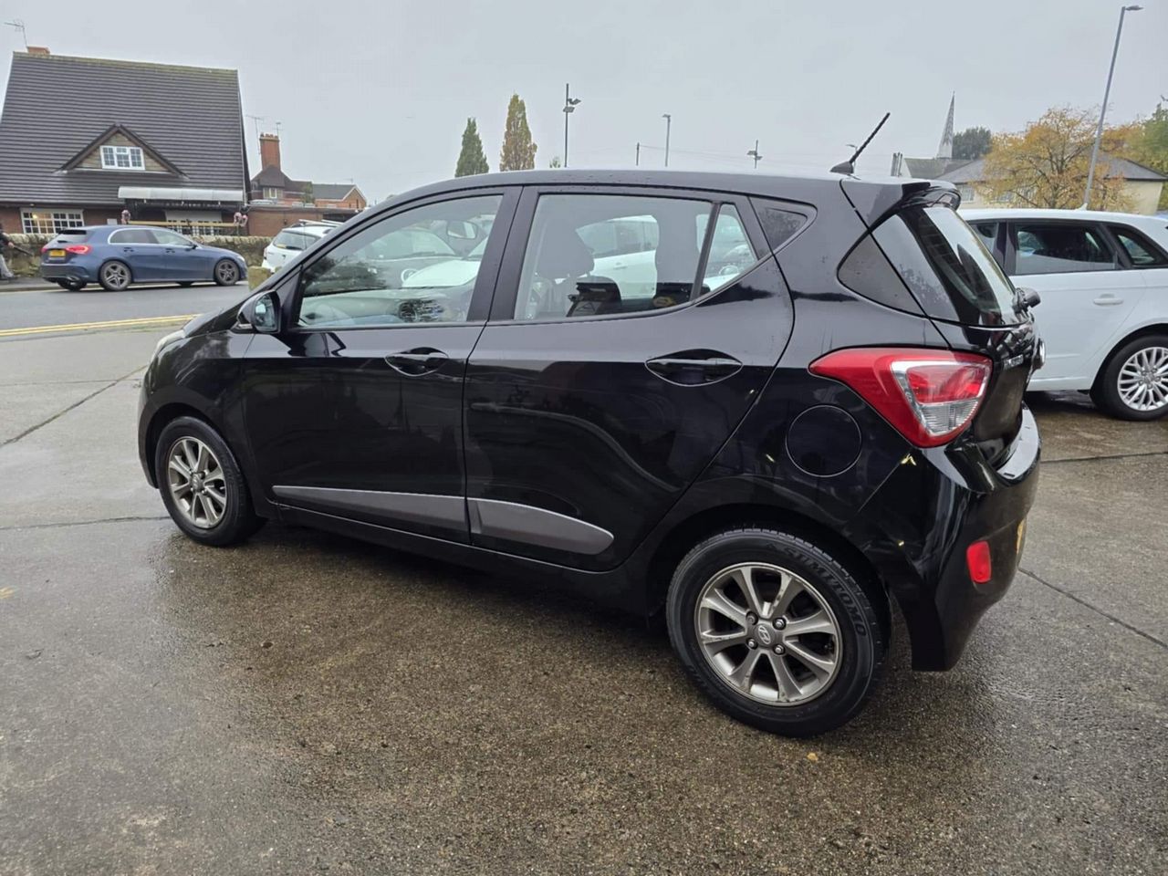 Hyundai i10 1.0 Premium Euro 5 5dr - Picture 8 of 18