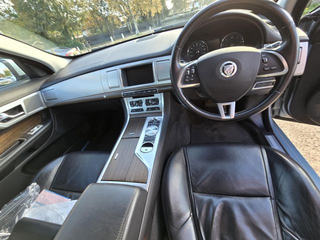 Jaguar XF 3.0d V6 Luxury Auto Euro 5 (s/s) 4dr (2013) - Picture 15