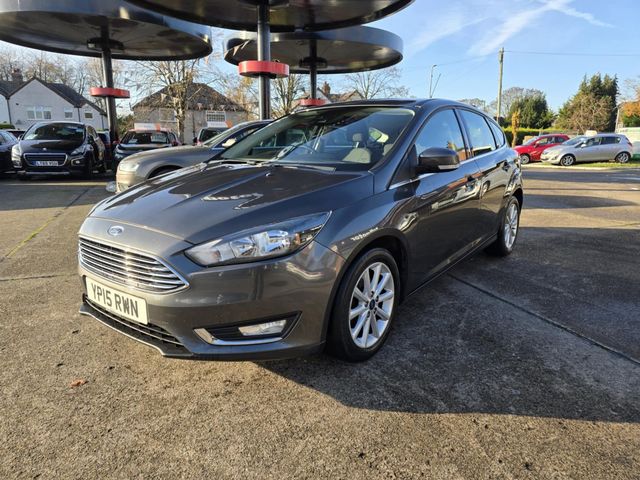 Ford Focus 1.6 Titanium Powershift Euro 6 5dr (2015) - Picture 4