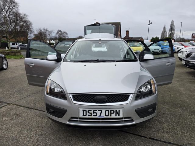 Ford Focus 1.8 Zetec Climate 5dr (2008) - Picture 13