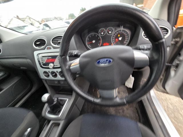 Ford Focus 1.8 Zetec Climate 5dr (2008) - Picture 2