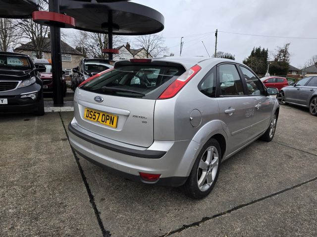 Ford Focus 1.8 Zetec Climate 5dr (2008) - Picture 5