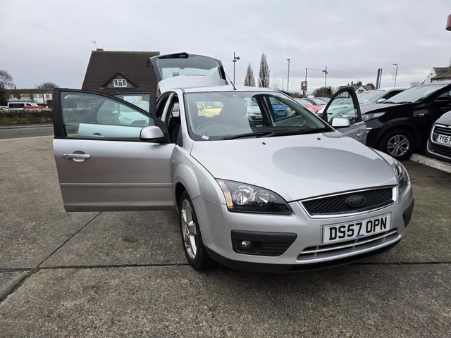 Ford Focus 1.8 Zetec Climate 5dr (2008) - Picture 8