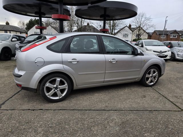 Ford Focus 1.8 Zetec Climate 5dr (2008) - Picture 14