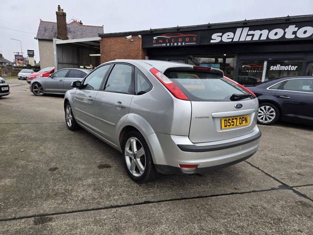 Ford Focus 1.8 Zetec Climate 5dr (2008) - Picture 16