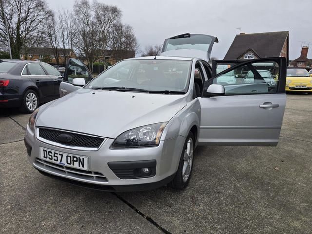 Ford Focus 1.8 Zetec Climate 5dr (2008) - Picture 17