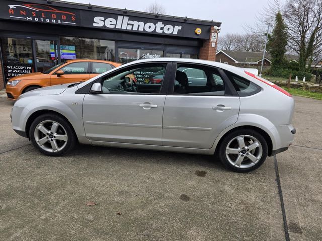 Ford Focus 1.8 Zetec Climate 5dr (2008) - Picture 4