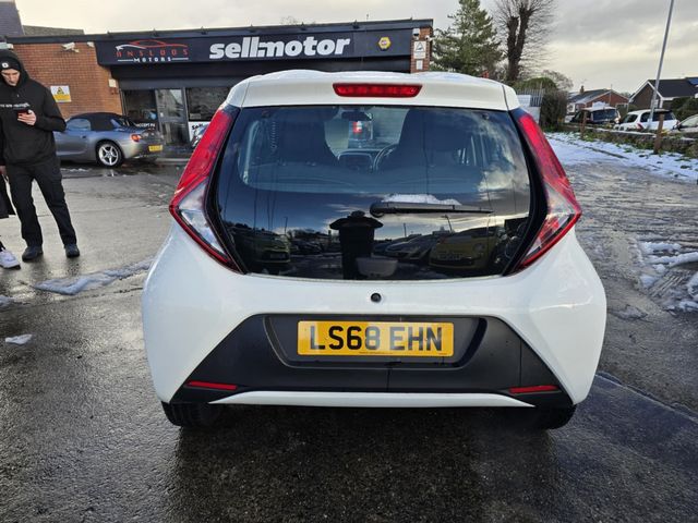 Toyota AYGO 1.0 VVT-i x Euro 6 5dr (2018) - Picture 2