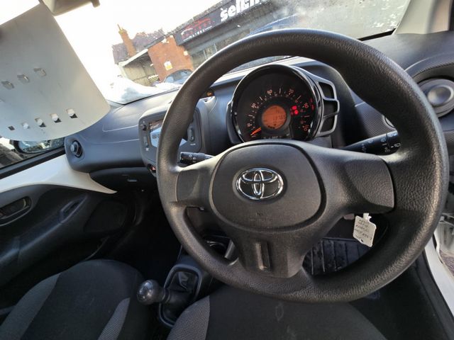 Toyota AYGO 1.0 VVT-i x Euro 6 5dr (2018) - Picture 7