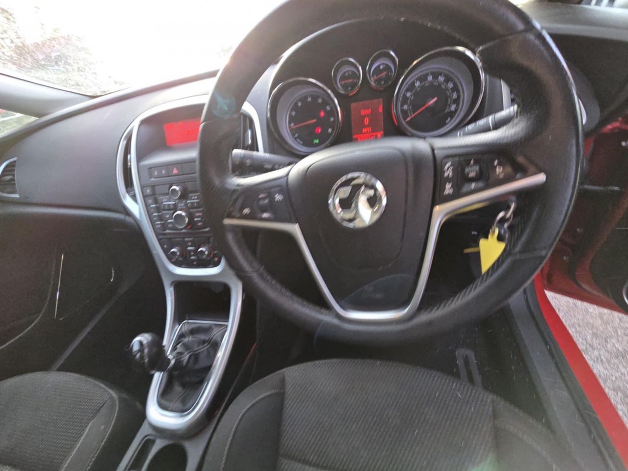 Vauxhall Astra 1.4 16v SRi Euro 5 5dr - Picture 6 of 17