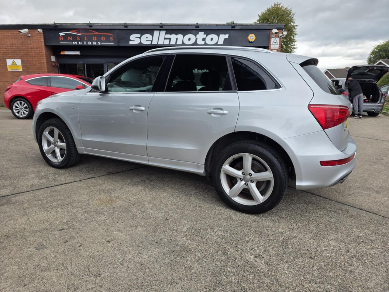 Audi Q5 2.0 TDI S line quattro Euro 5 (s/s) 5dr - Picture 4 of 18