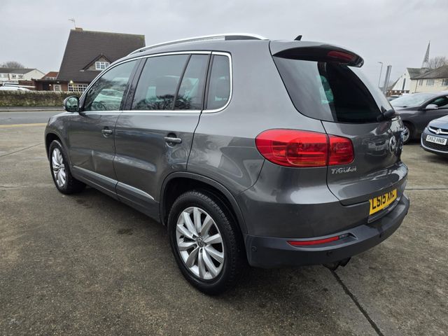 Volkswagen Tiguan 2.0 TDI BlueMotion Tech Match 4WD Euro 5 (s/s) 5dr (2015) - Picture 3