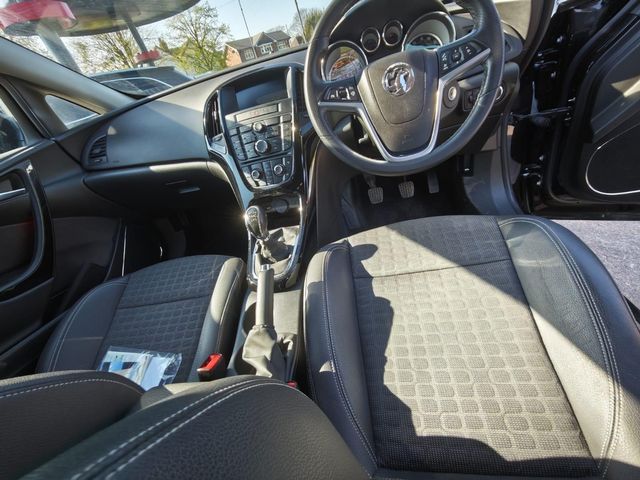 Vauxhall Astra GTC 1.4i Turbo SRi Euro 6 (s/s) 3dr (2017) - Picture 14