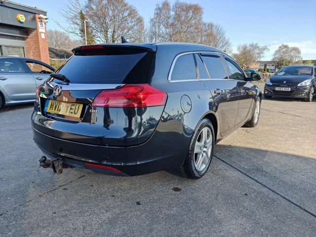 Vauxhall Insignia 2.0 CDTi ecoFLEX Exclusiv Nav Sports Tourer Euro 5 (s/s) 5dr (2012) - Picture 17
