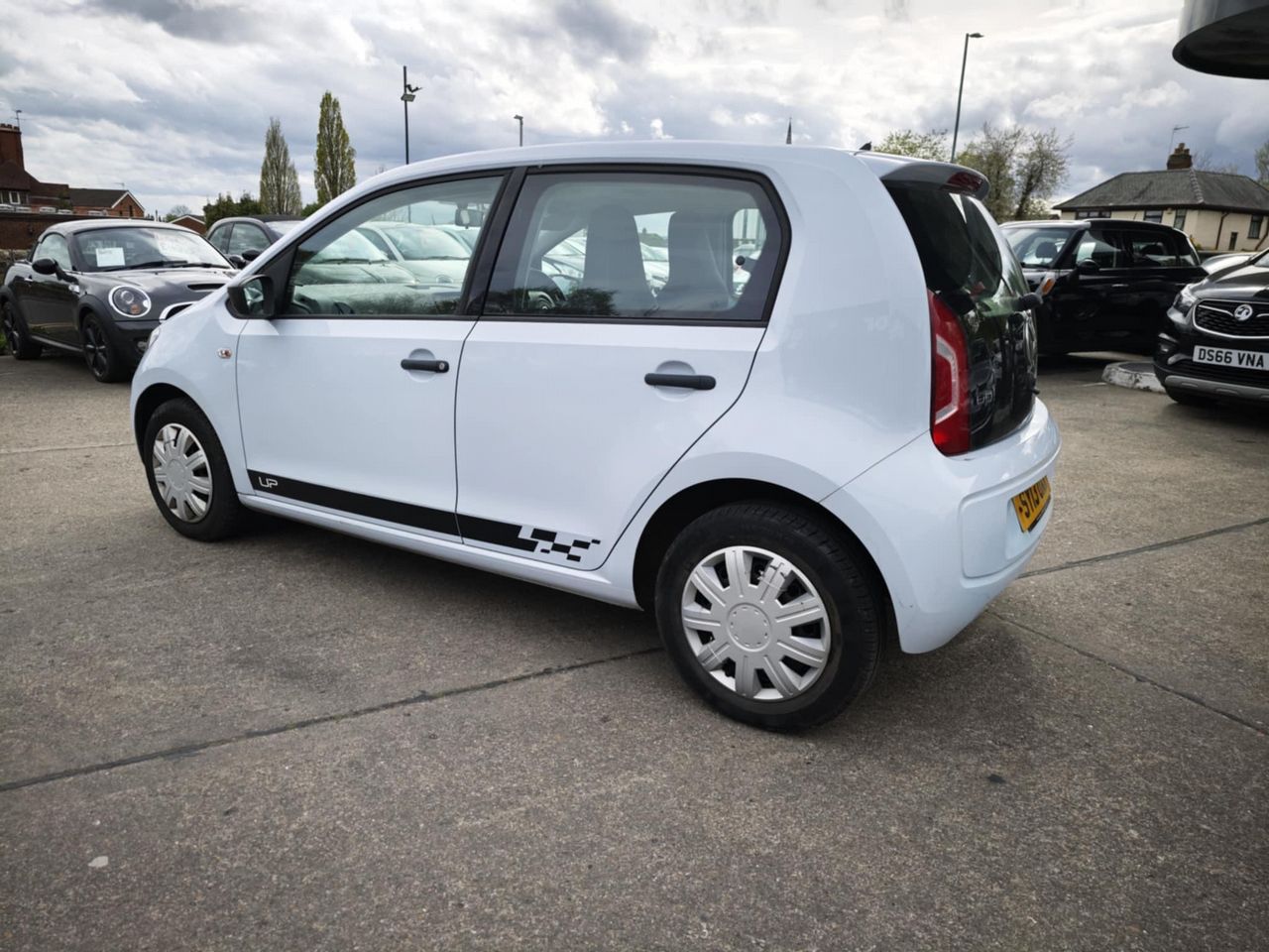 Volkswagen up! 1.0 Take up! Euro 5 5dr - Picture 7 of 27