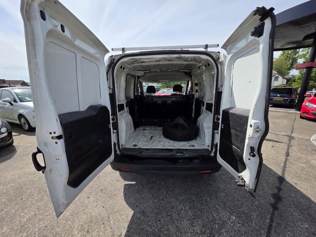 Vauxhall Combo 1.3 CDTi 2000 ecoFLEX 16v FWD L1 H1 (s/s) 3dr (2015) - Picture 10