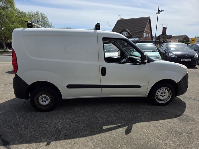Vauxhall Combo 1.3 CDTi 2000 ecoFLEX 16v FWD L1 H1 (s/s) 3dr (2015) - Picture 2