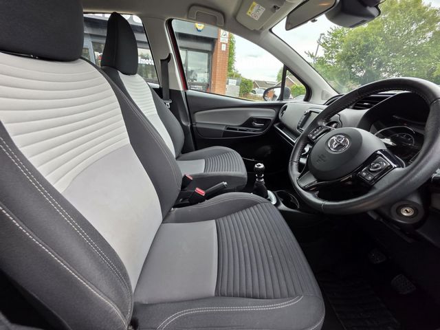 Toyota Yaris 1.5 VVT-i Icon Tech Euro 6 5dr (2018) - Picture 16