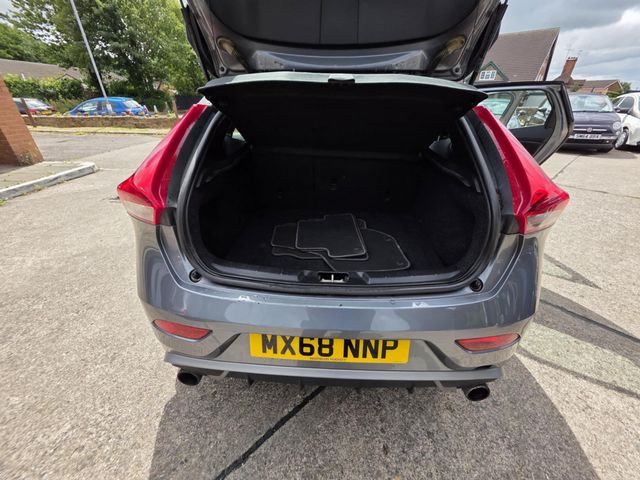 Volvo V40 2.0 T2 R-Design Euro 6 (s/s) 5dr (2018) - Picture 19