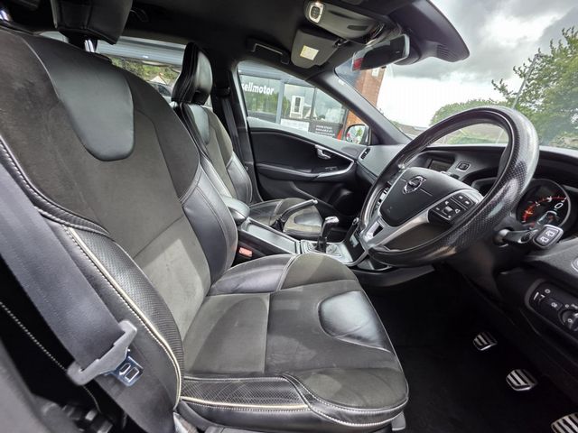 Volvo V40 2.0 T2 R-Design Euro 6 (s/s) 5dr (2018) - Picture 4