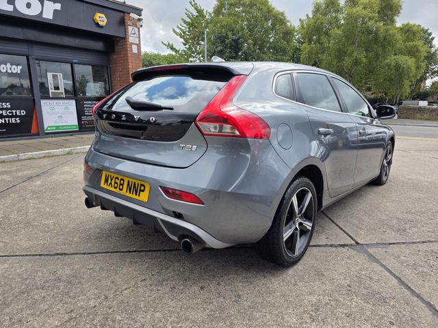 Volvo V40 2.0 T2 R-Design Euro 6 (s/s) 5dr (2018) - Picture 6