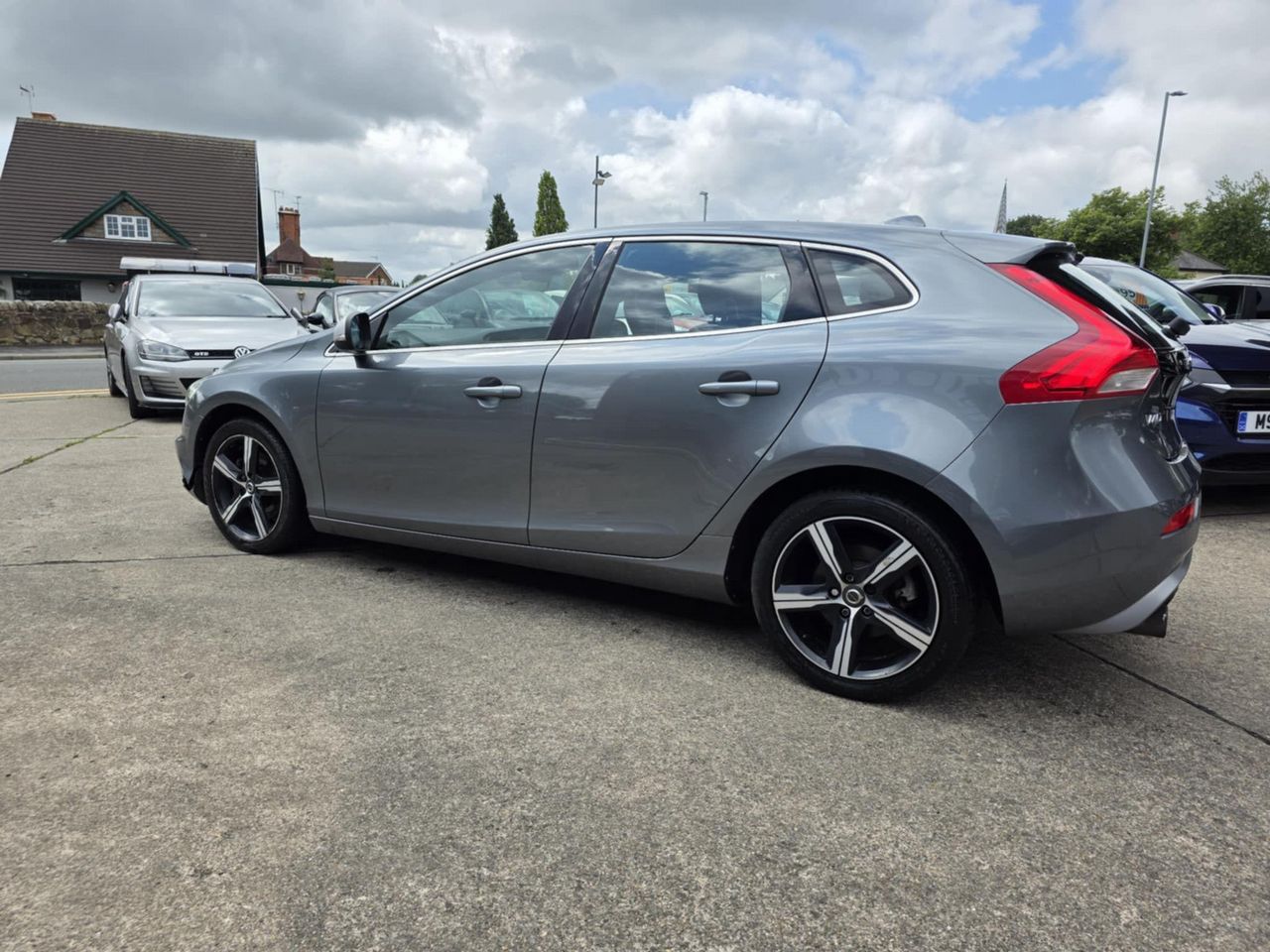 Volvo V40 2.0 T2 R-Design Euro 6 (s/s) 5dr - Picture 11 of 21