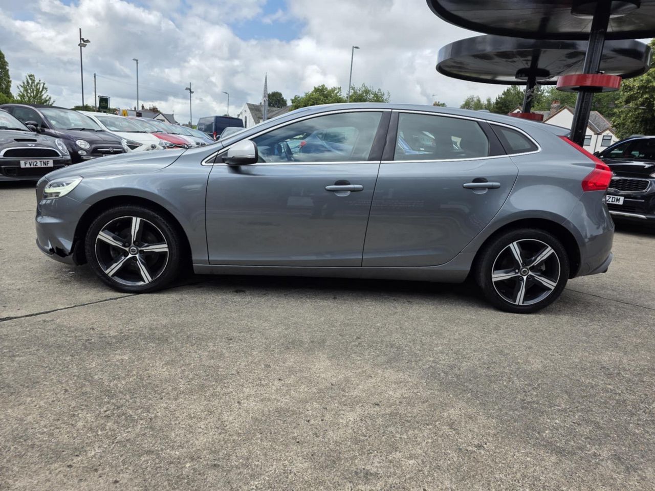 Volvo V40 2.0 T2 R-Design Euro 6 (s/s) 5dr - Picture 12 of 21