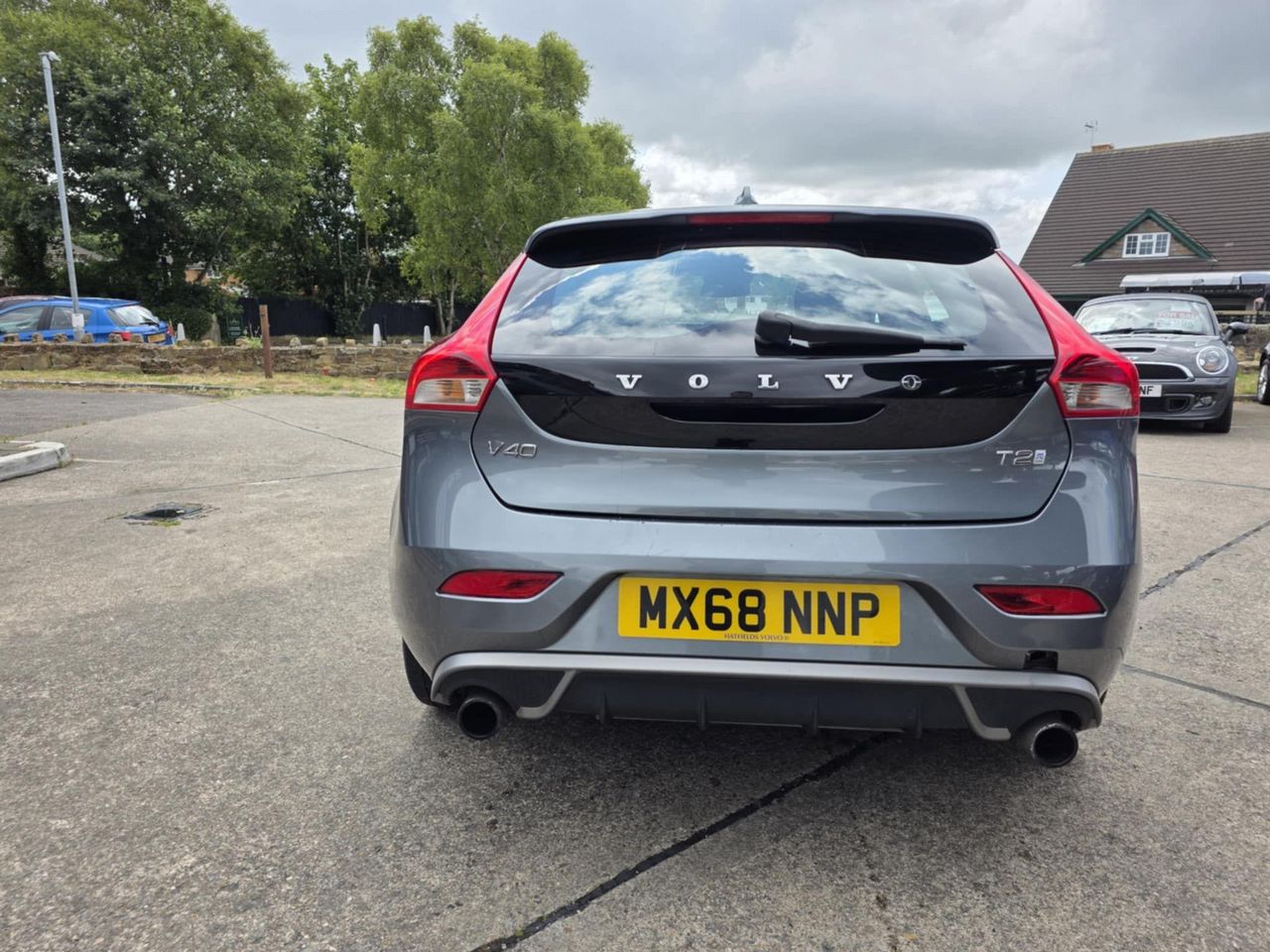 Volvo V40 2.0 T2 R-Design Euro 6 (s/s) 5dr - Picture 13 of 21