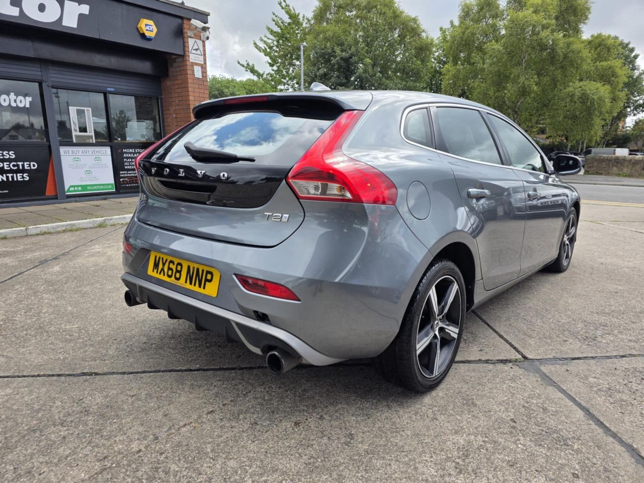 Volvo V40 2.0 T2 R-Design Euro 6 (s/s) 5dr - Picture 15 of 21