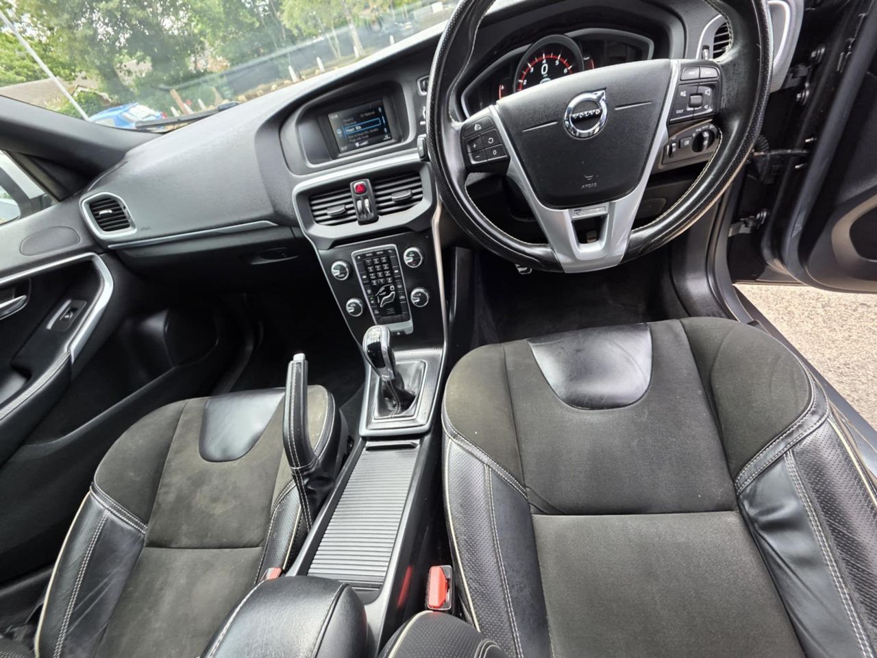 Volvo V40 2.0 T2 R-Design Euro 6 (s/s) 5dr - Picture 16 of 21